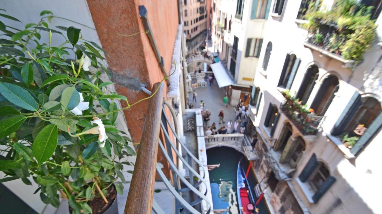 Ai Bareteri Luxury Canal View Venezia Eksteriør bilde