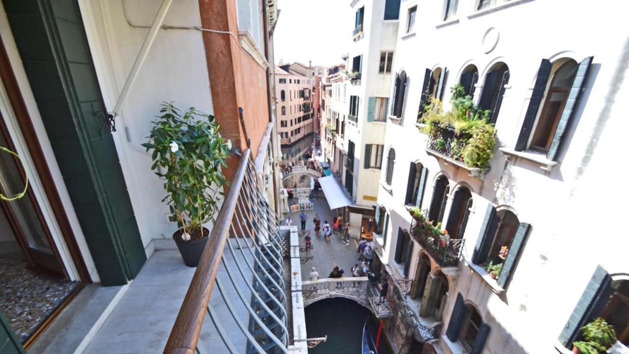 Ai Bareteri Luxury Canal View Venezia Eksteriør bilde